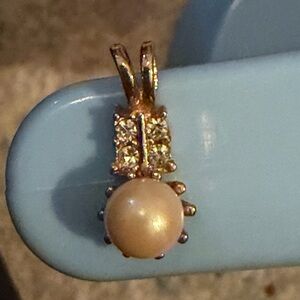 Elegant Gold and Pearl Pendant